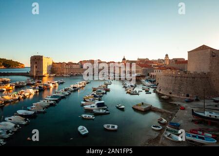 Bateaux amarrés dans le port Banque D'Images