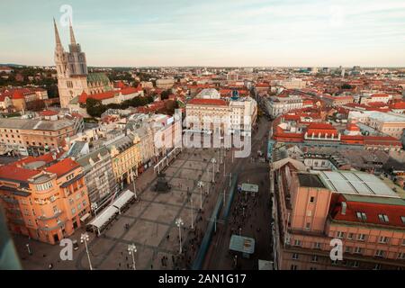 Vue sur la ville avec la cathédrale de Zagreb Banque D'Images