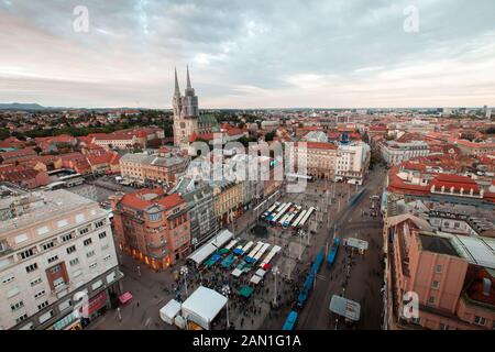 Vue sur la ville avec la cathédrale de Zagreb Banque D'Images