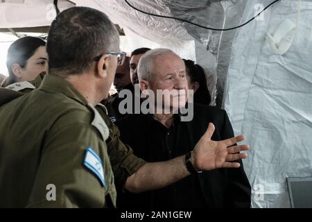 Zikim, Israël. 15 janvier 2020. Le sous-ministre de la Défense, AVI DICHTER (costume noir), visite l'hôpital de terrain des FDI, le premier à être reconnu professionnellement par l'Organisation mondiale de la santé, dans le cadre d'une simulation de séisme majeure dans une zone urbaine dans le cadre de la 6ème Conférence internationale sur la protection civile et l'intervention (IPRED VI) Sur la base de commande avant d'accueil IDF. La conférence a accueilli quelque 1 000 intervenants d'urgence d'organisations civiles et militaires de 37 pays. Crédit: Nir Alon/Alay Live News. Banque D'Images