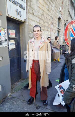 Milan, ITALIE - 11 JANVIER 2019 : Carlo Sestini avant le défilé de mode de Marni, style de rue de la semaine de la mode de Milan Banque D'Images