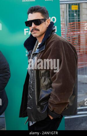 Milan, ITALIE - 11 JANVIER 2019 : Alex Badia avant le défilé de mode Marni, Milan Fashion week Street style Banque D'Images