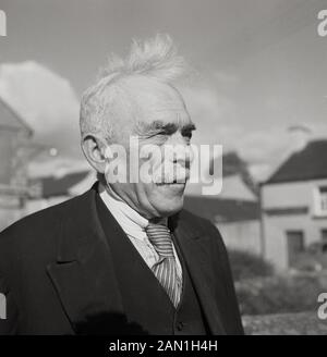 Années 1950, historiques, vieil homme en costume, cravate et veste debout à l'extérieur, l'Irlande du Nord. Banque D'Images