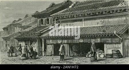 Japon et les Japonais illustrés . soudain, derrière ce promontoire, nous voyons les quais et la ville de Yokohama s'étirant le long d'une plage marécageuse, limitée au sud et à l'ouest par un 12 LIFU AU JAPON, anneau de collines boisées. Un score de navires de guerre, et de navires marchands, anglais, néerlandais, français et américain, arc allongé sur les routes, presque en face du quartier étranger, qui peut facilement être reconnu par ses maisons blanches et ses drapeaux consulaires. Nativejud&lt;s ment au point d'ancrage à une certaine distance des jetées du port et des maisons de magasins de la Maison personnalisée. Ave passer par ces lentement, et vapeur Banque D'Images