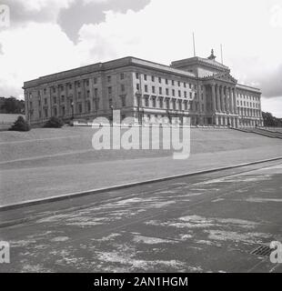 Années 1950, historiques, de Stormont, à Belfast, en Irlande du Nord comme on le voit dans cette ère. Le logement Le Parlement de l'Irlande du Nord et construit dans le style classique grec par Stewart & Partners, il a été officiellement ouvert par Edward, prince de Galles en 1932. Banque D'Images