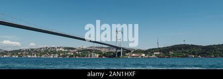 Vue panoramique sur la partie asiatique d'Istanbul depuis la mer. Pont des martyrs 15 juillet. Banque D'Images