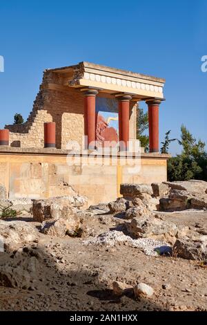 Minoan de l'entrée nord Propylaeum avec ses taureaux peints de chargement, site archéologique du palais de Knossos, Crète Banque D'Images