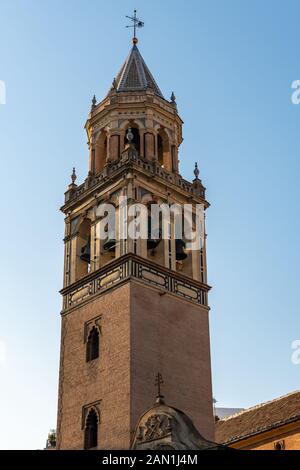 Le clocher de l Église de San Pedro, comme le reste de l'église, est un mélange de styles mudéjar et Baroque. Velazquez est baptisé dans l'église Banque D'Images