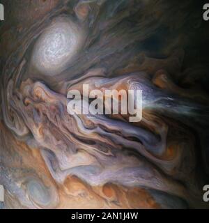Jupiter - 2018 - une multitude de nuages tourbillonnants dans la ceinture tempérée nord dynamique de Jupiter est capturée dans cette image de l'engin spatial Juno de la NASA. Banque D'Images