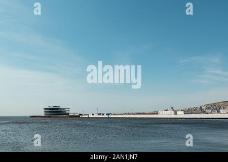 La mer Caspienne par temps ensoleillé. La vue depuis le front de mer de Bakou. Banque D'Images