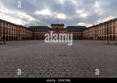 L'Université de Mannheim travaille dans le vieux château baroque. Les bâtiments sont rénovés pour répondre aux exigences modernes. Banque D'Images