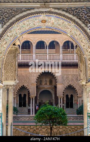 Les ornements très multifoil arcades du Patio de las et Galeria Demoiselles Alta en Alcazar, reconnaissables à leurs motifs artistiques almohade. Banque D'Images