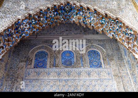 Détail de l'ornements en stuc décoration murale dans le Patio de las de l'Alcazar de demoiselles, avec ses voûtes ornées Mocárabe Banque D'Images