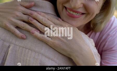 Old woman hugging homme libre, le soutien de la famille et de l'amour, relation de confiance Banque D'Images