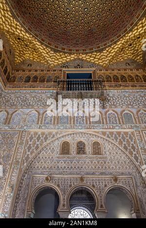 Les trois arcs en fer à cheval et une partie de la coupole du Salón de los Embajadores dans le Palais de l'Alcazar de Séville Banque D'Images