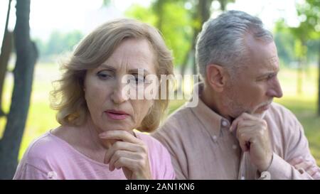 Les retraités de la pensée rêveuse, problème de crise dans les relations, de couple divorce Banque D'Images