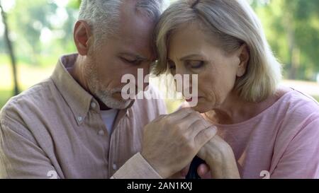 En colère vieux couple leaning on bâton de marche, l'appui de l'âge de la retraite, la pauvreté Banque D'Images