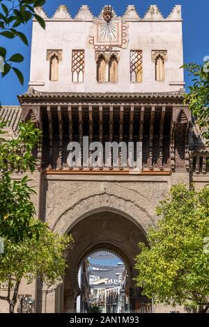 La Puerta del Perdón (Porte du Pardon) menant à des bâtiments et des parasols de la Calle Hernando Colón Banque D'Images