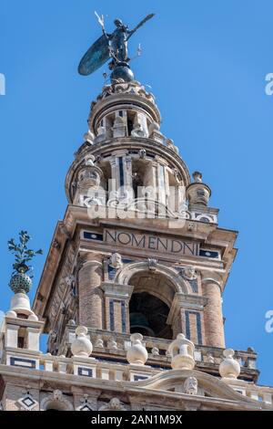 Détail du beffroi de la cathédrale de Séville avec sa statue en bronze de 'foi', sa giradillo ou giraldillo, qui donne à la tour son nom, 'Giralda' Banque D'Images