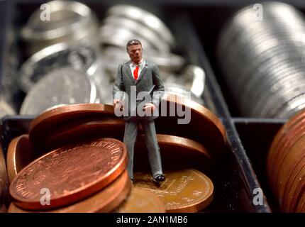 homme d'affaires miniature de figurine, debout en pièces de monnaie, gros plan, macro Banque D'Images