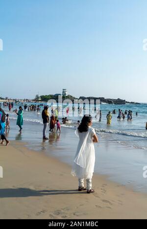 Kovalam, Kelara/ Inde: Une des plus belles plages de l'Inde: Une femme indienne en saurée blanche Banque D'Images