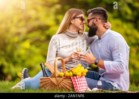 Happy young couple en vacances.Ils ont des pique-nique dans le parc par une journée ensoleillée. Banque D'Images