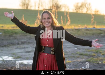 15 janvier 2020, Bavière, Wasserburg Am Inn: Marie Theres Kroetz-Relin, (fille de Maria Schell) se trouve sur la rue Maria Schell. Dans une zone de développement, la rue a été nommée d'après l'actrice. Le 15 janvier 2020, Maria Schell aurait 94 ans. Photo: Armin Weigel/Dpa Banque D'Images