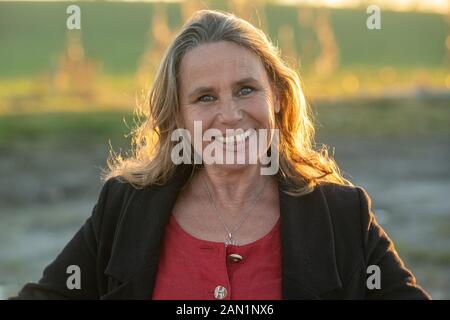 15 janvier 2020, Bavière, Wasserburg Am Inn: Marie Theres Kroetz-Relin, (fille de Maria Schell) se trouve sur la rue Maria Schell. Dans une zone de développement, la rue a été nommée d'après l'actrice. Le 15 janvier 2020, Maria Schell aurait 94 ans. Photo: Armin Weigel/Dpa Banque D'Images