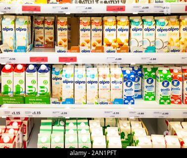 Présentation au supermarché de divers types de lait et de produits de substitution au lait, dont le soja cajou et la noix de coco Banque D'Images