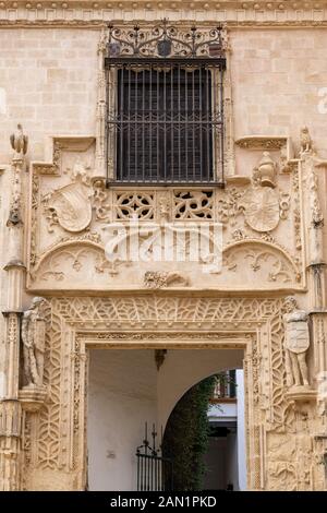 Détail de la Puerta de Marchena dans le Vrai Alcázar. Datant du 15ème C, il a été transféré de la maison des Ducs d'Arcos à Marchena en 1913. Banque D'Images