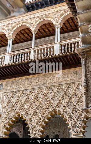 Détail de la stuccobork de diamant de sebka dans le patio de las Doncellas, Real Alcázar, et les arches de la Galeria Alto, ci-dessus. Banque D'Images