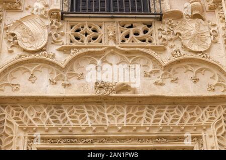 Détail des sculptures en pierre et de la décoration sur la 15ème C Puerta de Marchena dans le Vrai Alcázar. Banque D'Images