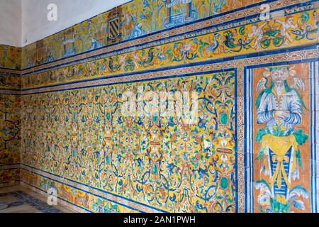 Ornement sur le mur du salon de Carlos V dans le Véritable Alcázar. La figure de droite est l'un des plusieurs panneaux allégoriques à présenter. Banque D'Images