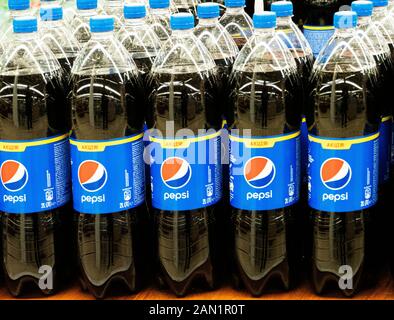 Pepsi dans des bouteilles de 2 l vues dans une étagère de magasin Banque D'Images