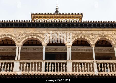 Arcades semi-circulaires sur des colonnes de marbre dans le Véritable Alcázar Galeria Alto del patio de las Doncellas Banque D'Images