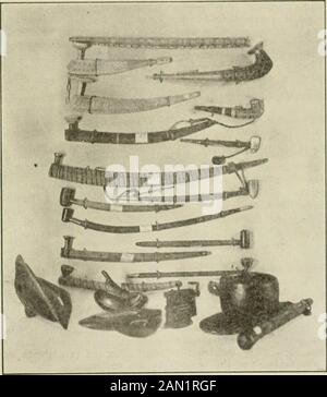 Brochure descriptive sur le musée historique de l'Alaska. Son bol jusqu'à ce qu'il soit plein. Le fragment d'asmail de l'tinder est alors léger avec de la teinte et de l'acier et placé sur le tabac . Le fumeur donne deux ortrois, des pioche tranchante, qui conduit le bricoleur et le tabac, et qui dévient la fumée dans ses poumons par inhalation profonde, qui consomme le tabac contenu dans le tuyau. Après avoir retenu la fumée aussi longtemps que possible, il est exhalé, et le smokermet hors du tuyau. Pour faire le tabac à priser est finalement déchiqueté, et isthen soigneusement séché, après quoi l'itis a martelé dans un petit mortier avec Banque D'Images