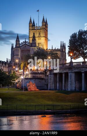 Vue en soirée de l'abbaye de Bath de l'autre côté de la rivière Avon, Bath, Somerset, Angleterre Banque D'Images