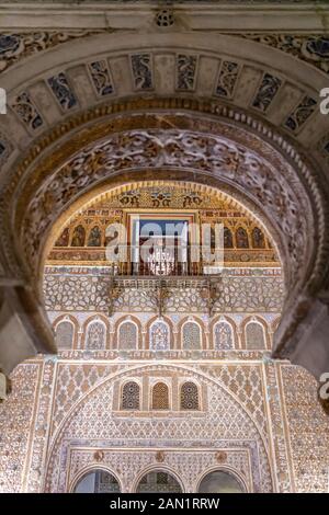 Un lustre se trouve dans le Comedor de Gala, qui s''ouvre sur un balcon en fer forgé dans le Salón de los Embajadores, très orné, situé dans le Véritable Alcázar. Banque D'Images