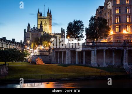 Vue en soirée de l'abbaye de Bath de l'autre côté de la rivière Avon, Bath, Somerset, Angleterre Banque D'Images