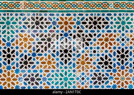 Détail d'un dado carrelé sur un mur dans le patio de las Doncellas, dans le Vrai Alcázar Banque D'Images