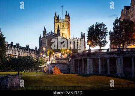 Vue en soirée de l'abbaye de Bath de l'autre côté de la rivière Avon, Bath, Somerset, Angleterre Banque D'Images