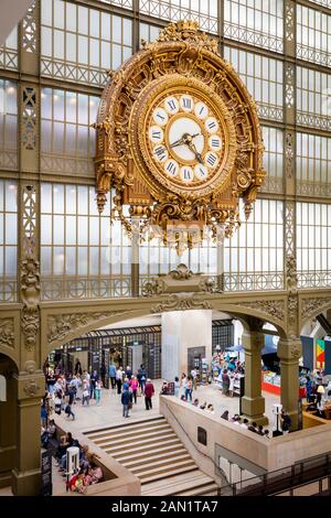 Horloge or géante à l'entrée du Musée d'Orsay, Paris, Ile-de-France, France Banque D'Images