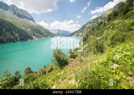 Vue panoramique sur le lac "Zillergrundl" au Tyrol, en Autriche, le jour d'été ensoleillé Banque D'Images