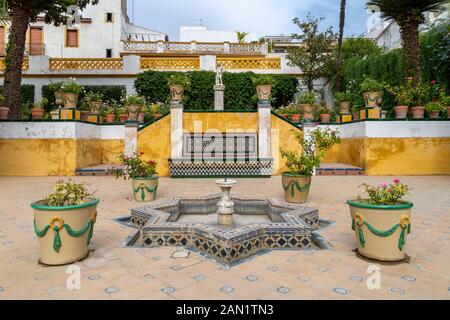 L'étang néo-mudejar orné en forme d'étoile dans le petit jardin de la Casa de Pilatos est un ajout du début du 20ème C à la maison historique et au jardin. Banque D'Images