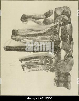 Brochure descriptive sur le musée historique de l'Alaska . 44 TOTEM LORE DES CHAUSSURES ALASKA INDIANS. Parmi les Eskimos, bottes, le style mostcommun de pied-de-porter sont madewith dur-tannée, la semelle de peau de phoque et de se renverser juste au-dessous du genou. Les topsare sont généralement de peau de phoque bronzée avec les cheveux laissés sur, ou peau de renne tannede la même manière. Les spécimens dans le cas sont le madefrom peau de renne. Les empeignes des onespecimen sont faites en bandes de bruns et de cheveux foncés. Le milieu de la chaussure qui s'enroule vers le haut et vers le bas et sur le côté est orné de couleurs inviables sur le buckskin bronzé. L'Eskimo aussi m Banque D'Images