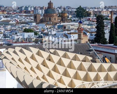 Le Metropol Parasol de Jurgen Mayer sur la Plaza de la Encarnacion contraste avec le dôme et la lanterne de l'Iglesia de San Luis de los Franceses et le beffroi orné Banque D'Images