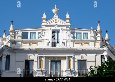 Une urne ornée et des obélisques pyramidales décorent le pediment de l'entrée principale de l'hôtel petit Palace Canalejas dans la Calle Canalejas, Séville Banque D'Images