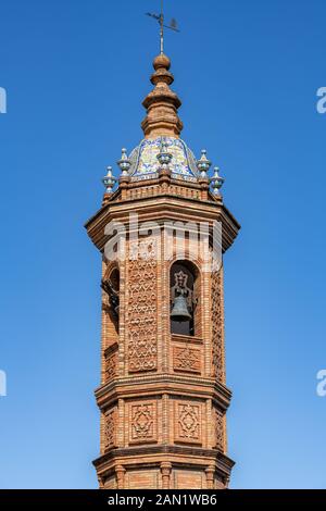 Détail du clocher octogonal orné de la Capillita del Carmen de Puente de Triana, une petite chapelle de Séville. Banque D'Images