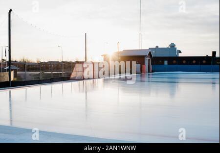 Une patinoire extérieure vide au coucher du soleil en Suède Banque D'Images