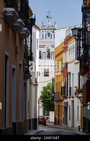 Des bâtiments colorés bordent la petite Calle Santiago, à Santa Cruz, qui mène à Iglesia Santiago sur la Plaza de Jesus de la Redencion. Banque D'Images